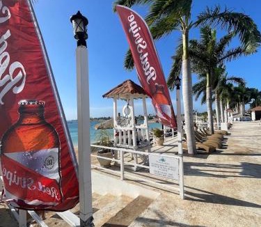 Discovery Bay House | Discovery Bay Villa and Beach Club