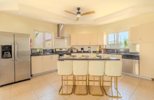 Opal Apartment | 5 min to Beach Luxe Villa Opal Breeze by Bocobay