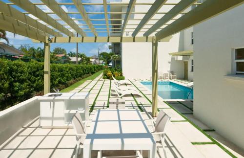Little Battaleys Apartment | Modern 2BR Beachside Haven Ground Floor and Pool