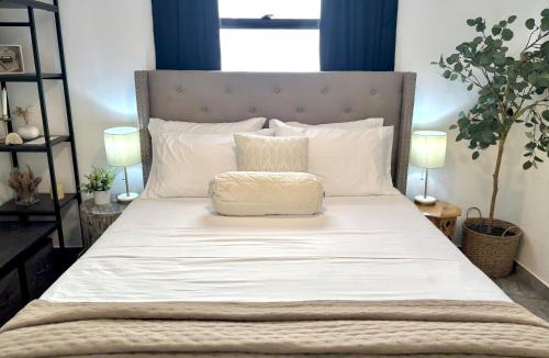 Fort George House | Downtown 1 or 2 Bedroom Stay - Walk to Ferry
