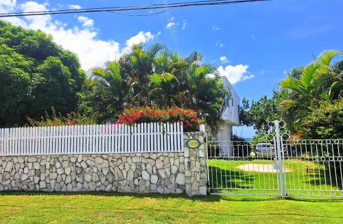 Whitehouse House | Whispering Clouds Beach House