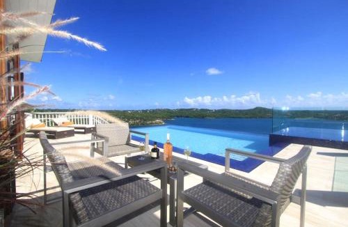 Freetown Villa | Stunning 3 bedroom villa with Pool & Jacuzzi