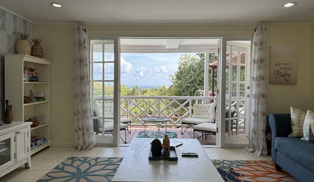 Private 3 Bedroom Villa, w/large pool & 3 minute walk to the beach!