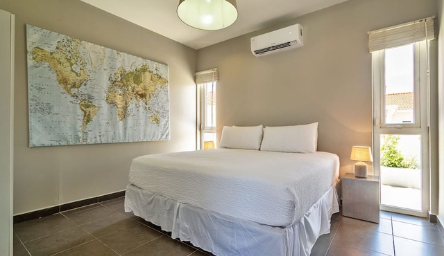 Stunning Modern Home, Near Beaches Full AC