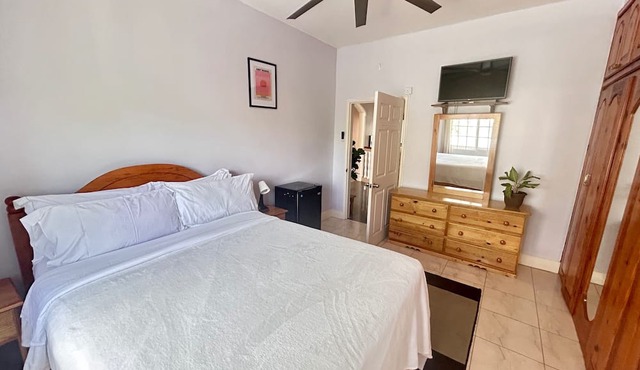 5 Bed Villa Sleeps 14 - Private Pool - Smart TVs
