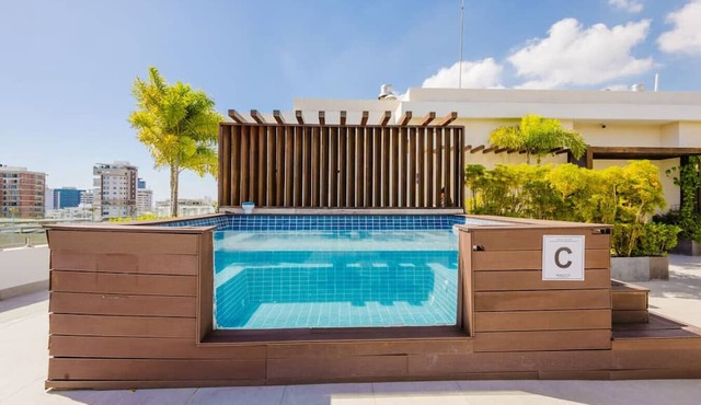 Luxury City Center Apt, Stunning Rooftop Jacuzzi with Panoramic Views