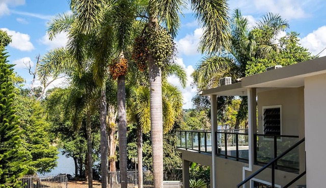 Peaceful lake front retreat with 5 bedrooms in beautiful San Sebastián