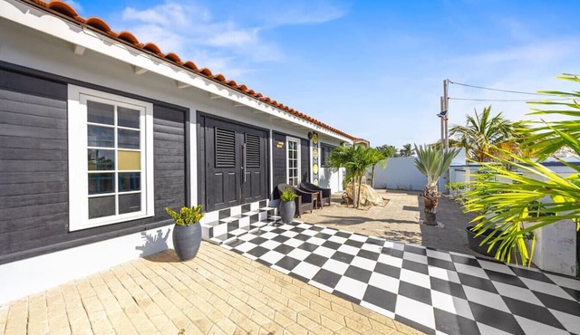 Two Person Getaway - 2 Minutes to Palm Beach