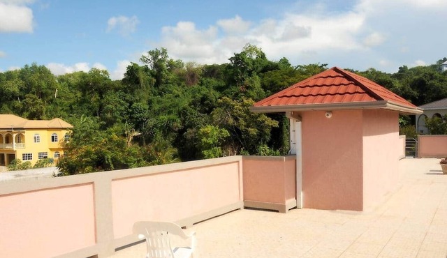 6 Br Peaceful Coastal Getaway with Pool and Beach Access