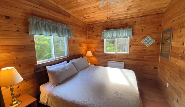 Walk to Beach - Parkside 3BR Cottage with King Bed & Screened Room in York