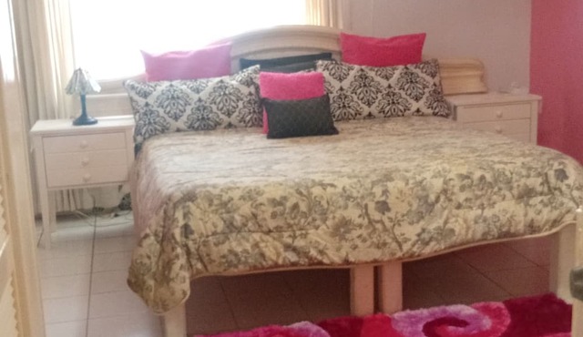 Tranquil 2-bedroom house with AC in Tarpum Bay