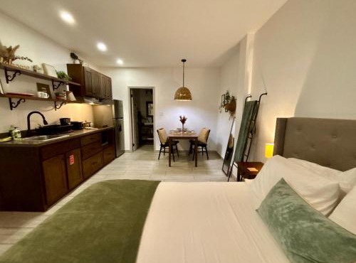 Stylish Apartments - FREE Bikes, Nice Area & Cozy Patio, 10 Minutes to Airport