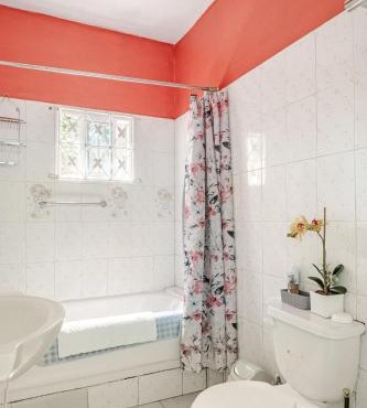 Stylish 1BR Retreat- 2 Queen Beds- Quiet Upscale Area- 15 mins to Town and Beaches