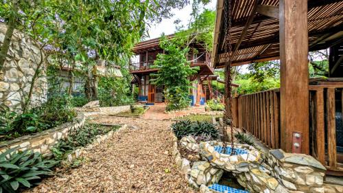 Los Techitos - Unique open space village stay