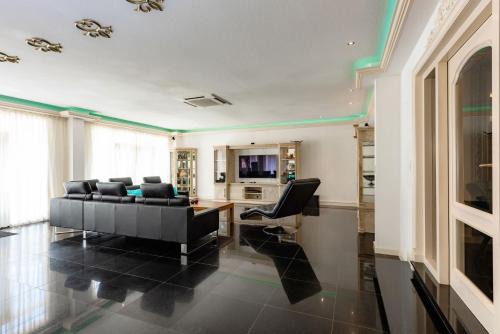 Luxury 8-Bedroom Villa with Private Pool, Sleeps 20, Near Palm Beach, La Casa Piu Bella