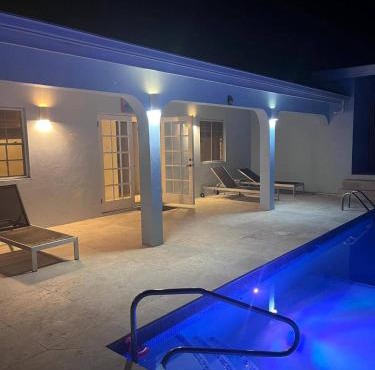 Villa - Sleeps 6 - Pool - Parking - Garden