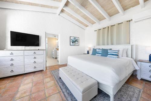 Azure Vista Villa - sea view - 7 min walk to beach
