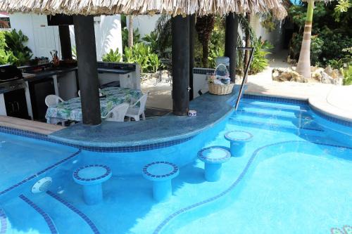 The GECKO BUNGALOW**Beautiful POOL**Free Airport Shuttle